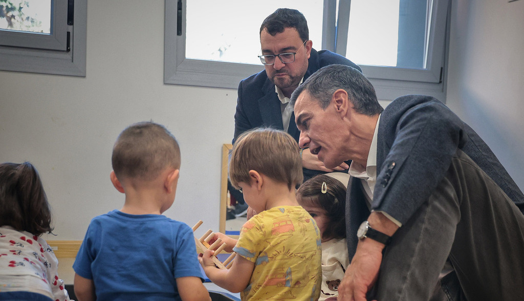 Pedro Sánchez visita el centro educativo "Los Nuberinos", del proyecto "Les Escuelines"