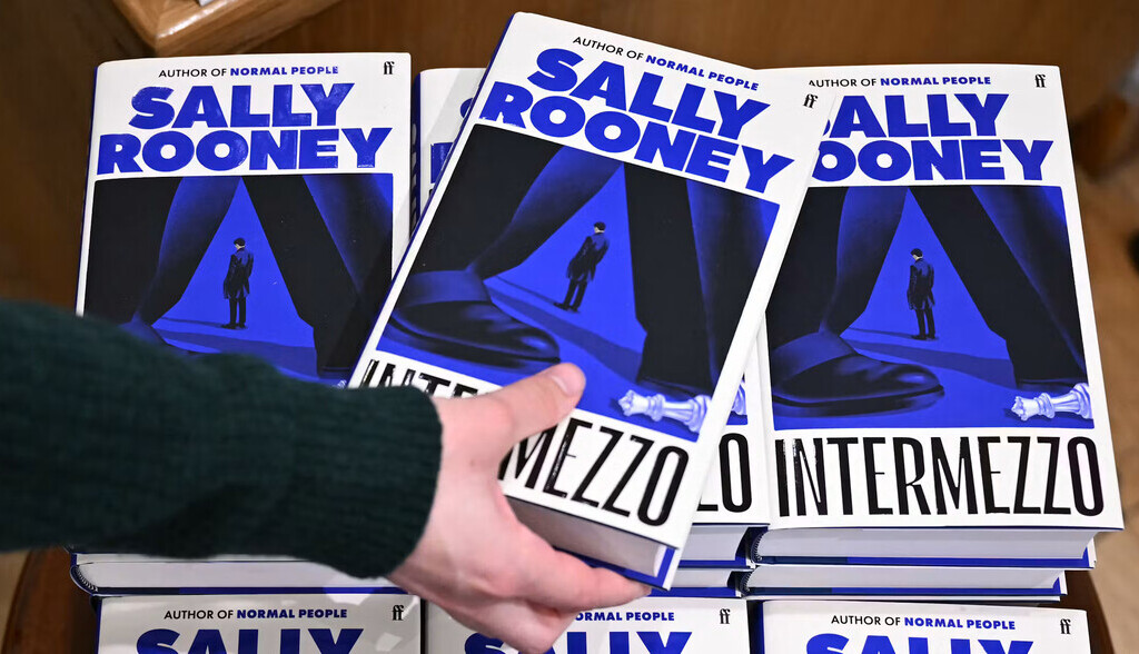 Los libros de Sally Rooney se retiran de la venta en el Reino Unido debido a su apoyo a Palestine Action