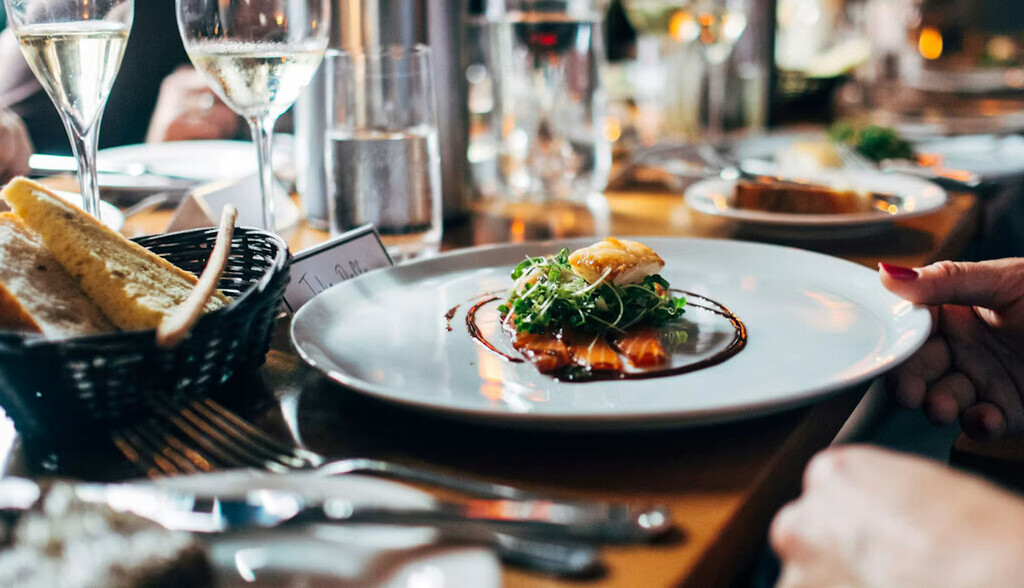 ¿Por qué "disfrute de su degustación" está reemplazando a "buen provecho" en los restaurantes?