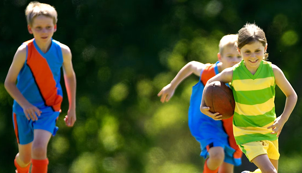 ¿Debería dejar que mis hijos jueguen al fútbol australiano? Cómo sopesar los beneficios y el riesgo de lesión