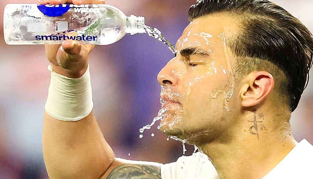 Lo que las pausas para hidratarse del Mundial revelan sobre quién gobierna el fútbol masculino