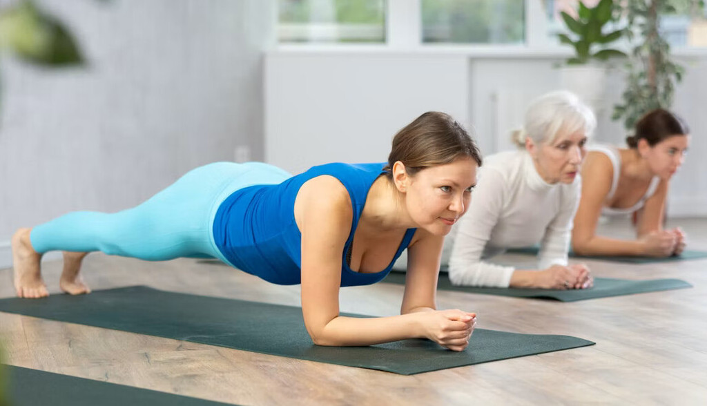 Planchas y sentadillas en la pared, los mejores ejercicios para reducir la presión arterial