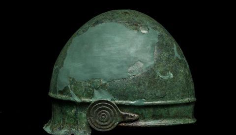 Hallan una rara inscripción en un casco etrusco de más de dos milenios
