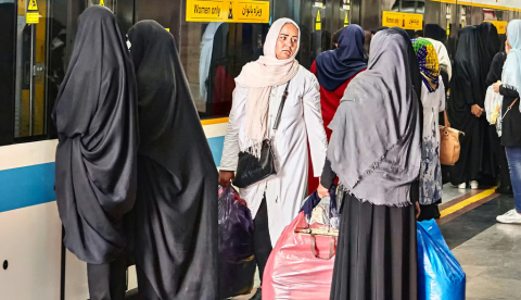 Mujeres en el metro de Teherán. Grigvovan/Shutterstock