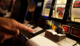 Las máquinas tragaperras o las casas de apuestas animan a ‘jugar’ en ellas, aunque el término tenga poco que ver con lo que hacemos cuando jugamos al escondite, por ejemplo. Elmer Laahne PHOTOGRAPHY/Shutterstock