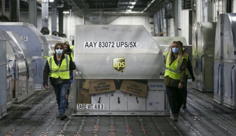 Los empleados de UPS distribuyen las primeras dosis de la vacuna de Pfizer en el centro de UPS en Louisville, Kentucky, el 13 de diciembre de 2020. Michael Clevenger/Getty Images