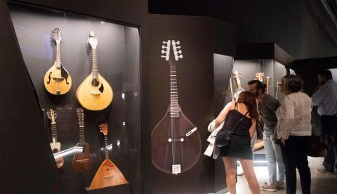Varias personas visitan la exposición "Play. Ciencia y música" que el Parque de las Ciencias de Granada ha inaugurado hoy. EFE