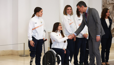 El presidente del Gobierno, Pedro Sánchez, saluda a los integrantes del equipo español participante en los Juegos Paralímpicos de Invierno Milano Cortina 2026. | Pool Moncloa / Fernando Calvo. La Moncloa.