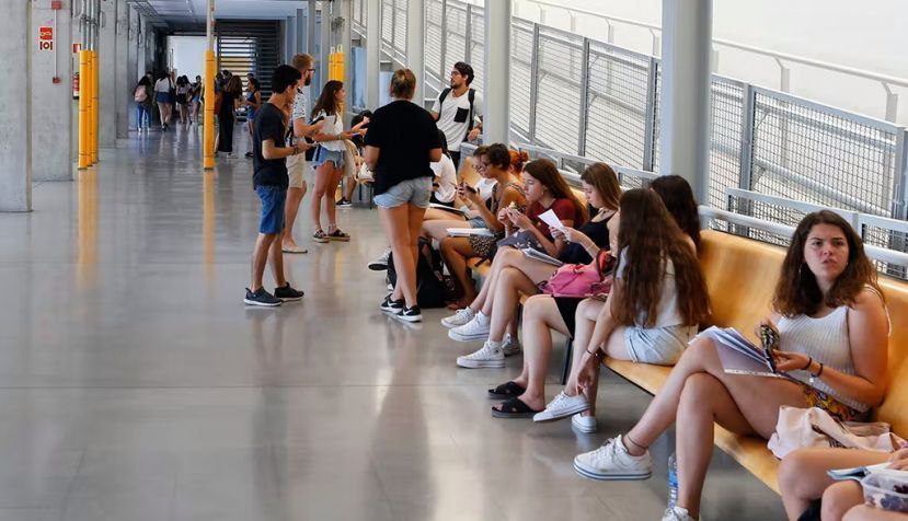 Estudiantes esperando para hacer el examen de acceso a la universidad, en Palma de Mallorca en 2019. Shutterstock / zixia