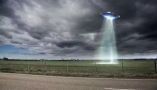 Banyak orang yang mengatakan bahwa mereka telah melihat UFO adalah pejalan kaki anjing atau perokok. Aaron Foster/THeImage Bank/Getty Images