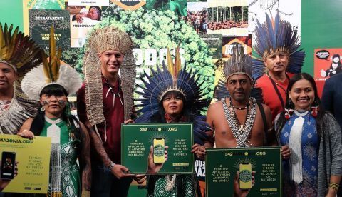 Representantes de comunidades indígenas brasileñas asisten al evento de lanzamientode la primera aplicación de activismo ambiental en Brasil en la ciudad de Rio de Janeiro. EFE /Marcelo Sayão/Archivo