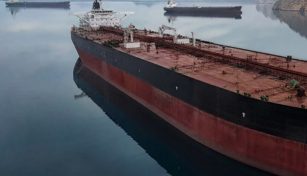  Petroleros en el estrecho de Ormuz. Boukhatala Chamseddine/Shutterstock