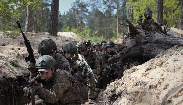Militaires ukrainiens à l’entraînement en mai 2023, peu avant le début de la contre-offensive. Sergey Shestak/AFP