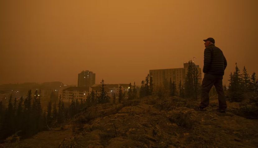 Una densa humareda procedente de los incendios forestales del norte de Alberta y Columbia Británica inunda el aire en Yellowknife (Canadá). THE CANADIAN PRESS/Bill Braden