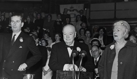 Winston Churchill (1874 - 1965), Gran Maestre de la Primrose League, en un mitin en el Royal Albert Hall de Londres, mayo de 1957.