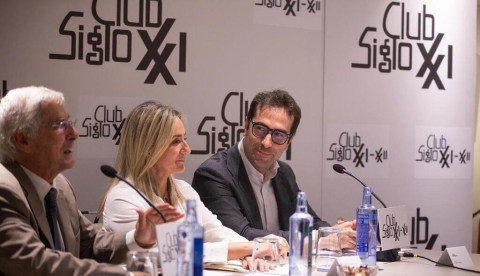 La ministra de Educación y Formación Profesional y Deportes, Milagros Tolón, junto al vicepresidente primero y ministro de Economía, Comercio y Empresa, Carlos Cuerpo, en el Club Siglo XXI. / © lamoncloa.gob.es. Ministerio de la Presidencia.