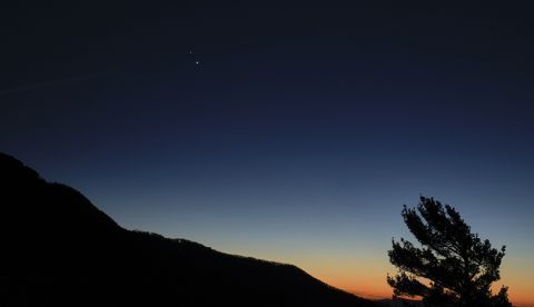 Domingo 13 de diciembre. Saturno, arriba y Júpiter abajo, se ven después del atardecer en el Parque Nacional Shenandoah, Virginia. Los dos planetas se acercan uno al otro en el cielo mientras se dirigen hacia una "Gran Conjunción" el 21 de diciembre, donde ambos gigantes aparecerán separados por una décima de grado. Créditos: NASA / Bill Ingalls.