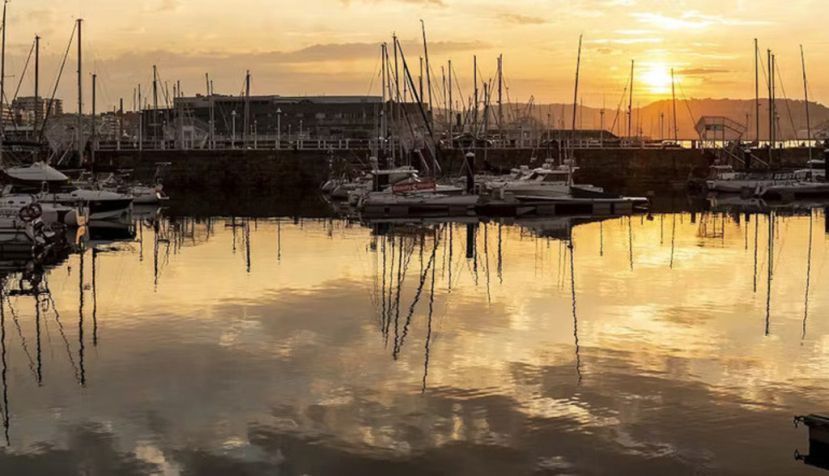 El puerto deportivo de Gijón, Asturias, al atardecer. David Álvarez López/Wikimedia Commons, CC BY