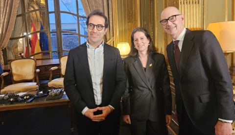 El ministro de Economía, Comercio y Empresa, Carlos Cuerpo, y su homólogo francés, Roland Lescure, durante la reunión que han mantenido en París. / © lamoncloa.gob.es. Ministerio de la Presidencia.