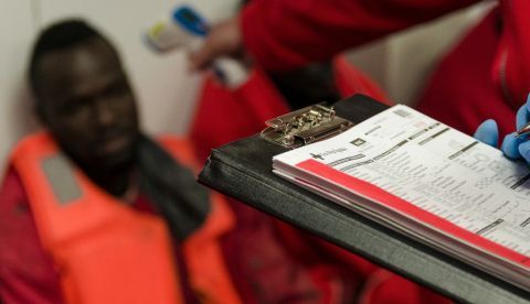 Así es la atención sociosanitaria a las personas migrantes que llegan en patera