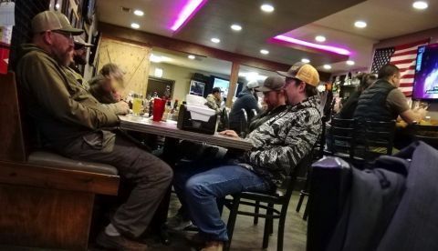 Interior del Buckshot Saloon en Ranchester, Wyoming
