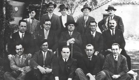 El alcalde de la conjunción republicano-socialista Marcelino Martín, rodeado de los concejales electos, posa en el Sotillo tras la celebración del 1º de mayo de 1931. Fila superior: Ricardo Calvo, Santiago Abad, Francisco López Moratilla, Santiago Alba  y Miguel Bargalló. Fila del centro  Felipe Gálvez,  Diego Bartolomé,  Marcelino Martín (alcalde) Antonio  Cañadas y Federico Ruiz. Fila inferior: Francisco Canalejas, Crispín Ortega,  Gervasio Gamo, Facundo Abad    y Vicente Pascual. Foto Copyright: Foto-Estudio José  Reyes 