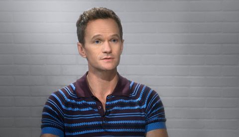 Fotografía cedida del actor estadounidense Neil Patrick Harris, Los Ángeles (EE.UU.). En apenas una década, el cine y la televisión han cambiado mucho para el colectivo LGTBQ, cada vez representado de una forma más realista y con menos estereotipos que en el pasado, tal y como analiza la serie "Visible: Out on Television" (en español, "Visible: fuera en televisión").EFE/ Apple TV
