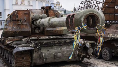 Un tanque ruso capturado es expuesto en la plaza Mikhailovskaya de Kiev recientemente. Shutterstock / Stanislav Potanin