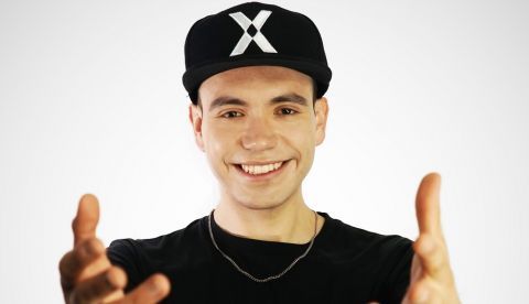 Fotografía cedida este miércoles por T6H Entertainment que muestra al cantante, compositor y DJ mexicano Raymix, mientras posa. Raymix, el primer artista musical abiertamente homosexual en llegar al número uno de popularidad en México, explicó en una entrevista con Efe que sintió la "responsabilidad y obligación moral" de salir del clóset, no solo por él mismo, sino por "ayudar a tanta gente, en especial jóvenes, que tienen miedo de decir quiénes son". EFE/ T6H Entertainment
