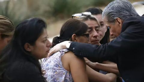 El arzobispo de San Antonio, Gustavo García-Siller, consuela a las familias tras el mortal tiroteo en una escuela de Uvalde, Texas, el 24 de mayo de 2022. AP Photo/Dario Lopez-Mills