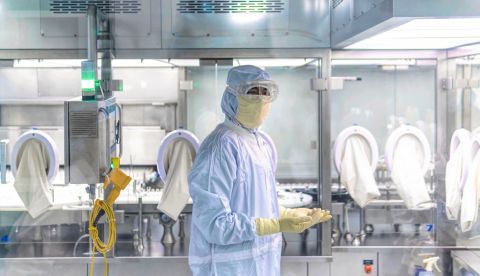 Imagen de un hombre mientras trabaja en un laboratorio de investigación en Lianyungang (China). EFE/ Aleksandar Plavevski
