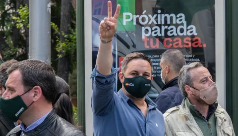 El líder de Vox, Santiago Abascal, hace el signo de la victoria el 1º de Mayo de 2021. Shutterstock / Alvaro Laguna