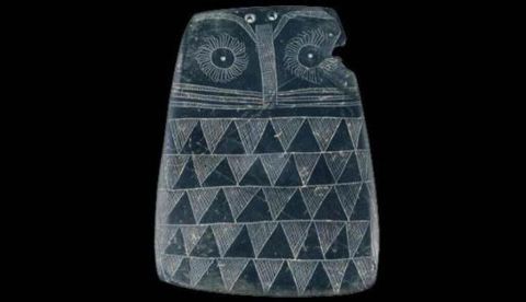 Sugieren que las placas prehistóricas con forma de búho podían ser juguetes