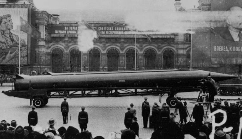 Misil balístico soviético de medio alcance R-12 (como los emplazados en Cuba durante la crisis de los misiles), durante un desfile en la Plaza Roja de Moscú el 1 de mayo de 1965. Wikimedia Commons / CIA