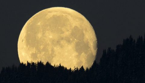 La luna llena se oculta tras los Alpes suizos en Charrat en el cantón de Valais (Suiza). EFE/Archivo