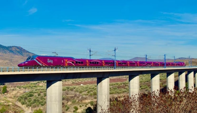 Un convoy de Avlo (Alta Velocidad Low Cost) de Renfe tras pasar por el túnel de Paracuellos, entre Calatayud y Zaragoza. Wikimedia Commons / André Marques, CC BY-SA