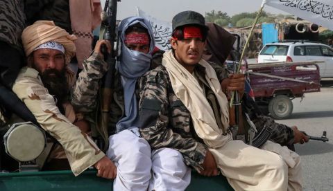 Combatientes talibanes patrullando en Kandahar. EPA