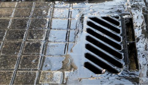 Alcantarilla hacia donde van aguas residuales EFE/Juan Carlos Cárdenas