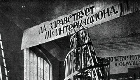 El monumento a la tercera internacional (la torre de tatlin) de vladimir tatlin, el modelo de la torre propuesta en el estudio de materiales, volumen y construcción (la antigua academia de artes) en petrogrado, 1920. / Sovfoto/Universal Images Group