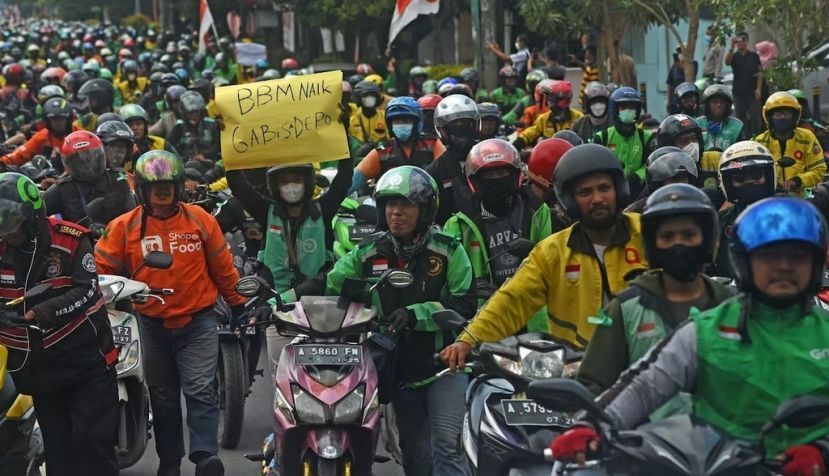 Sejumlah pengemudi ojek online (ojol) melakukan konvoi saat berunjuk rasa di alun-alun Serang, Banten, Senin (12/9/2022). Mereka menuntut kenaikan pendapatan serta peningkatan kesejahteraan setelah pemerintah menaikkan harga bahan bakar minyak (BBM). ANTARA FOTO/Asep Fathulrahman/aww