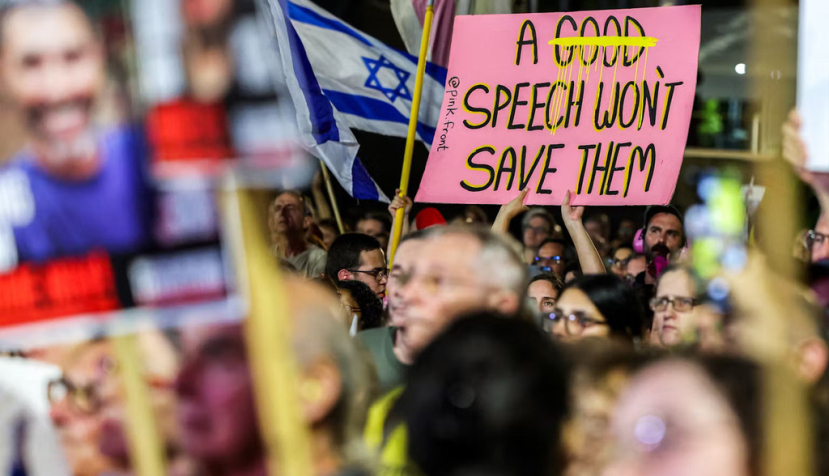 Le 27 septembre dernier, lors d’un rassemblement organisé par les familles des otages israéliens détenus dans la bande de Gaza, un manifestant brandit une pancarte faisant référence au discours prononcé la veille par Benyamin Nétanyahou devant l’Assemblée générale des Nations unies (New York). Les manifestations critiques à l’égard du gouvernement insistent sur le sort des otages mais ne mentionnent que très peu celui de la population civile de Gaza. Jack Guez/AFP