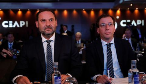 MADRID, 01/10/2019.- El ministro de Fomento en funciones, José Luis Ábalos (i), acompañado por el alcalde de Madrid, José Luis Martínez-Almeida (d), durante la inauguración del III Congreso Bienal Iberoamericano oganizado por el Consejo Empresarial Alianza por Iberoamérica (CEAPI), este martes en Madrid. EFE/Chema Moya