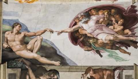 La creación de Adán, fresco de la Capilla Sixtina, pintado por Miguel Ángel alrededor del año 1511. Shutterstock / Creative lab