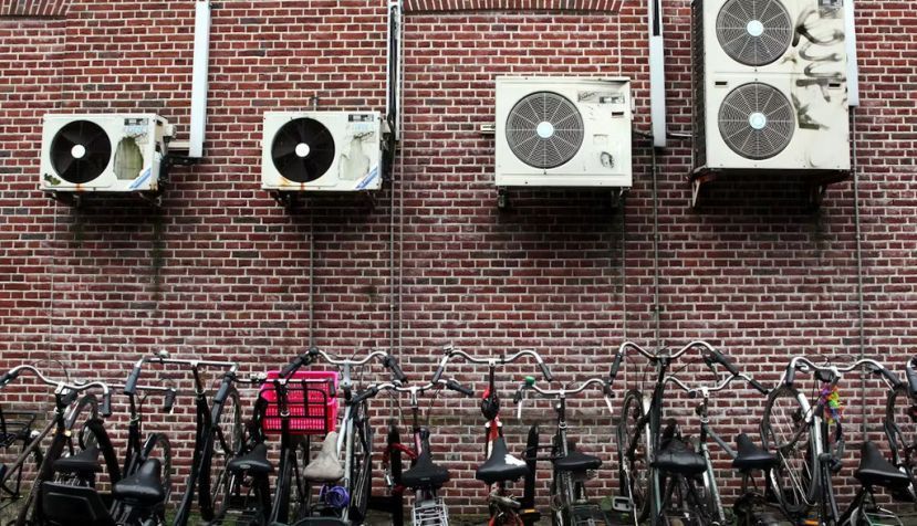 Los aparatos de aire acondicionado pueden enfriar una vivienda o un negocio, pero también calientan el aire del exterior y, por tanto, el ambiente de las ciudades. Joost J. Bakker/Flickr, CC BY-NC