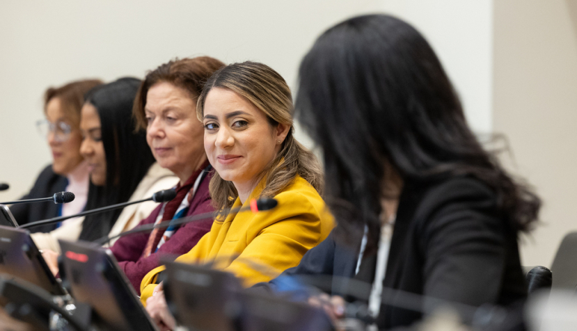 NUEVA YORK (ESTADOS UNIDOS), 13/03/2026.- La ministra de la Mujer de República Dominicana, Gloria Reyes (c), asiste al evento 'Rompiendo sesgos, construyendo igualdad' de la Fundación Microfinanzas BBVA (FMBBVA) y Naciones Unidas este viernes, en Nueva York (Estados Unidos). La falta de recursos económicos, las leyes discriminatorias o el sesgo digital son algunas de las barreras que amplían la brecha de género, según se está debatiendo en la 70 Comisión de la Condición Jurídica y Social de la Mujer (CSW) de las Naciones Unidas en Nueva York, donde cuatro mujeres latinoamericanas de diversos sectores han analizado las herramientas más eficaces para reducir la desigualdad. EFE/ Mariana Orbán