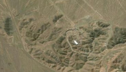  Imagen aérea de un terreno pardo con un edificio blanco en el centro Instalación de enriquecimiento de uranio de Fordow, en Irán. NASA/Wikimedia Commons, CC BY