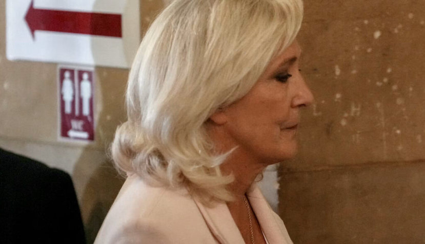 Marine Le Pen Marine Le Pen abandona el juzgado tras conocerse la sentencia dictada en apelación en el juicio por malversación de fondos públicos en el caso de los asistentes parlamentarios europeos del Frente Nacional, en París, el 7 de julio de 2026. Kenzo Tribouillard/AFP