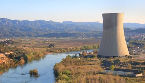 El río Ebro a su paso por la central nuclear de Ascó (Tarragona). Shutterstock / marlee