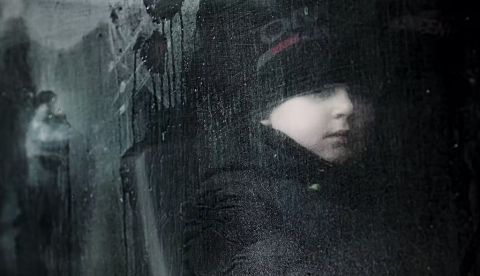 Un niño siendo evacuado de Kiev en autobús el 3 de marzo de 2022. Shutterstock / Drop of Light