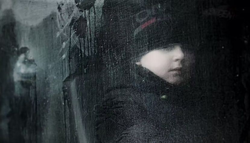 Un niño siendo evacuado de Kiev en autobús el 3 de marzo de 2022. Shutterstock / Drop of Light